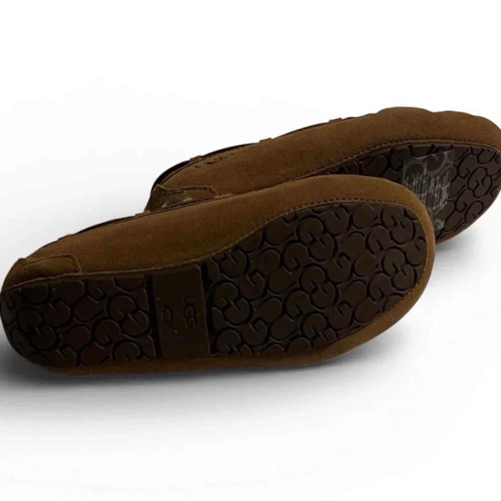 Ugg kids Dakota slippers sheepskin fur lined chestnut suede moccasin size 4 EUC
